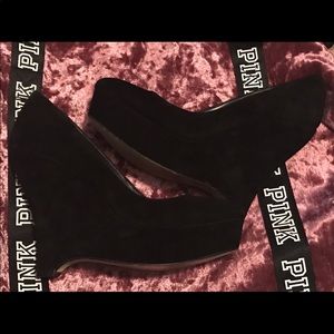 BCBG Black Wedges Size 8.5